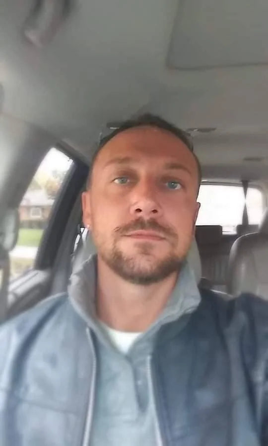 files/40-male-just-posting-a-selfie-v0-fwyjx1ik9o991.webp